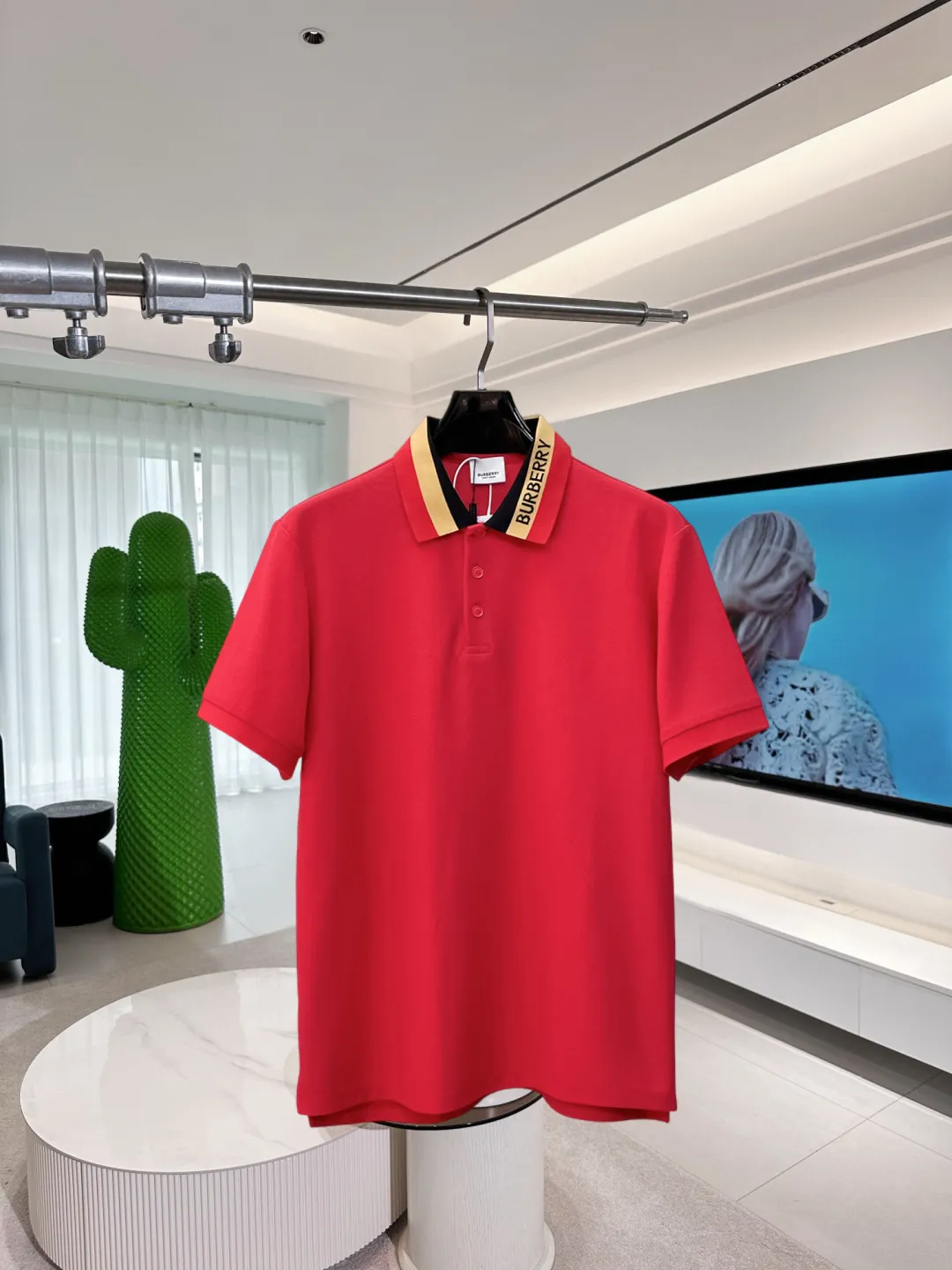 BURBERRY New Arrival Polo shirt, complete with three labels, original fabric, original customized accessories, official Same Style, using 210 grams of pure cotton pique fabric, customized same-tank dyed fabric, very comfortable and smooth to the touch, very wide and stylish, produced by a first-line brand on behalf of Factory, imported Behringer embroidery machine, embroidery is full and textured, imported Kangli direct-injection machine, printing is clear and textured, the collar rib is woven with imported yarn It will not lose shape after being worn for a long time. It is the most New Arrival style in spring and summer. It is fashionable and individual. It is super Versatile and looks good. It is very suitable for both men and women. It is a must-have for everyone. Size: S-XXL